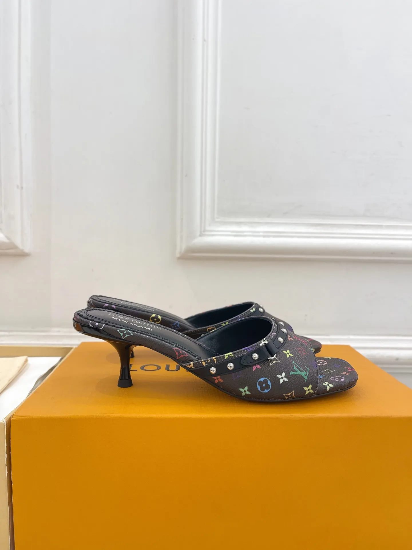 👟👟Ex-factory price 580👟👟 LV | Louis Vuitton 25𝐬𝐬 🧡💚2025 early spring new top version‼ ️The original version is the same. The counter features the latest LV Full of high-end feel! A popular model among bloggers at home and abroad, it’s retro and fashionable and looks amazing on your feet! Mainly recommended model on the official website★ ━━━━━ ЅᏇєєt ━━━━━ ▪️Upper: high-customized rainbow-colored presbyopia leather ▪️Lining: imported sheepskin lining ▪️Outsole: original Italian leather outsole ▪️Heel height: 5.5cm / 9.5cm ▪️Shoe size: 35-39 (34, 40, 41, 42 customized)